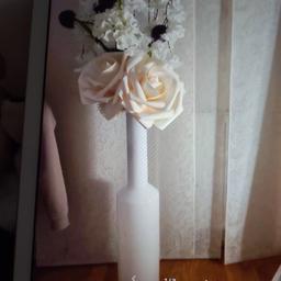 Sehr schöne 80cm große Vase mit großen  Blumen um 50 Euro kein Versand