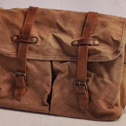 Umhängetasche Laptoptasche Vintage Tasche Schultertasche
Vintage Braun mit Riemen, Reissverschluss hinten und oben, mehrere Fächer.

Abholung in Hohenems