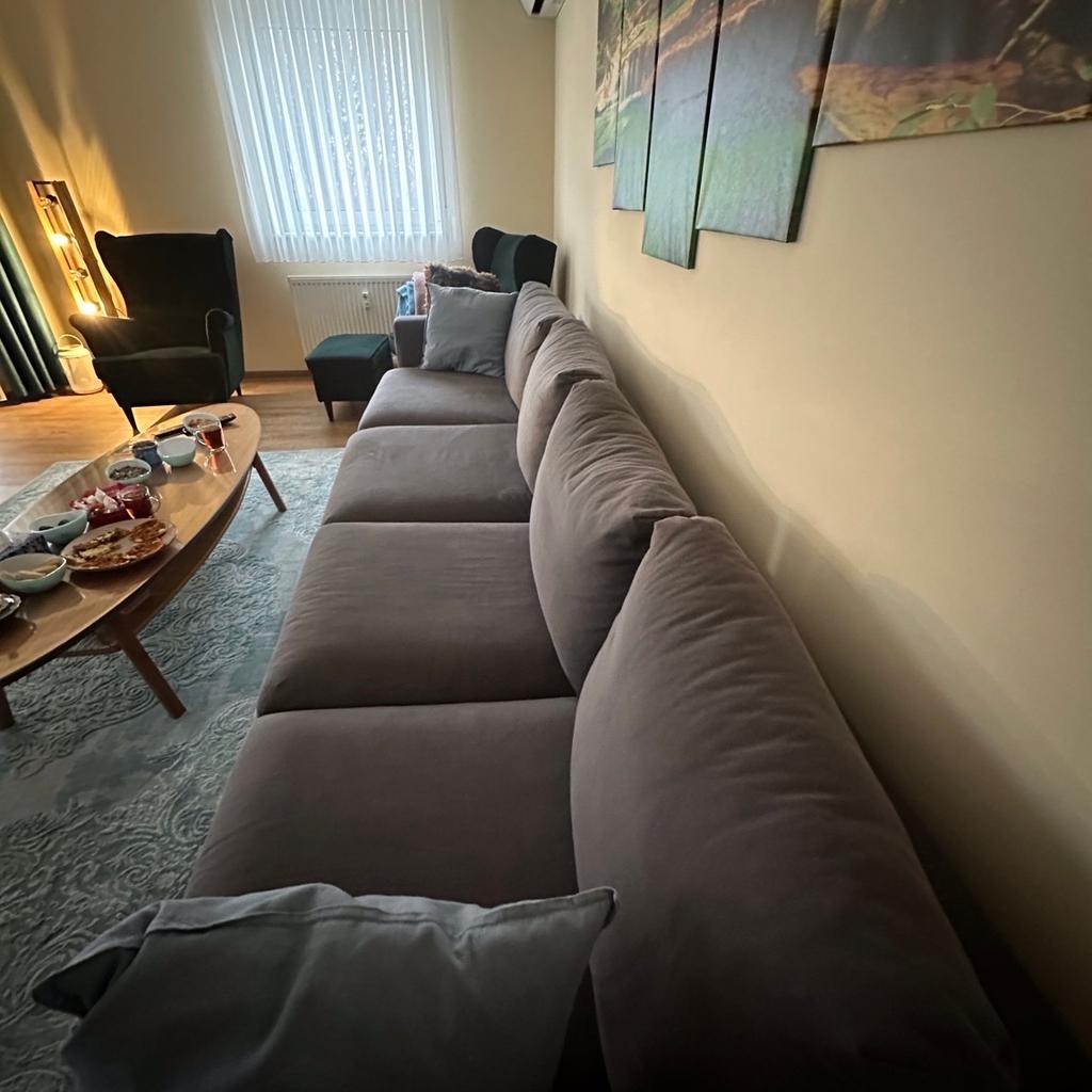Verkaufe im Auftrag eine gut erhaltene IKEA Vimle Sofa Hallarp Grau mit Bettfunktion.

Das Sofa hat die Farbe "Gunnared mittelgrau" und ist deswegen sehr pflegeleicht. Die Bezüge lasses sich alle waschen.

Die VIMLE Polsterserie besteht aus Elementen, die beliebig zu einer individuellen Lösung kombiniert werden können. Diese Variante enthält ein Schlafsofa, das sich mit seiner dicken, kuscheligen Matratze superleicht in ein bequemes Bett verwandeln lässt.
Maße:
Breite:4.30 m
Tiefe: 95 cm
Sitzfläche: 65 cm

Tierfreier Nichtraucherhaushalt
Nur an Selbstabholer in Mannheim Neckarstadt Ost

Privatverkauf ohne Garantie und Rücknahme