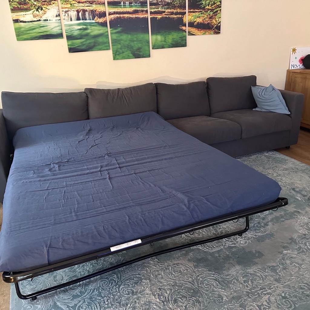 Verkaufe im Auftrag eine gut erhaltene IKEA Vimle Sofa Hallarp Grau mit Bettfunktion.

Das Sofa hat die Farbe "Gunnared mittelgrau" und ist deswegen sehr pflegeleicht. Die Bezüge lasses sich alle waschen.

Die VIMLE Polsterserie besteht aus Elementen, die beliebig zu einer individuellen Lösung kombiniert werden können. Diese Variante enthält ein Schlafsofa, das sich mit seiner dicken, kuscheligen Matratze superleicht in ein bequemes Bett verwandeln lässt.
Maße:
Breite:4.30 m
Tiefe: 95 cm
Sitzfläche: 65 cm

Tierfreier Nichtraucherhaushalt
Nur an Selbstabholer in Mannheim Neckarstadt Ost

Privatverkauf ohne Garantie und Rücknahme