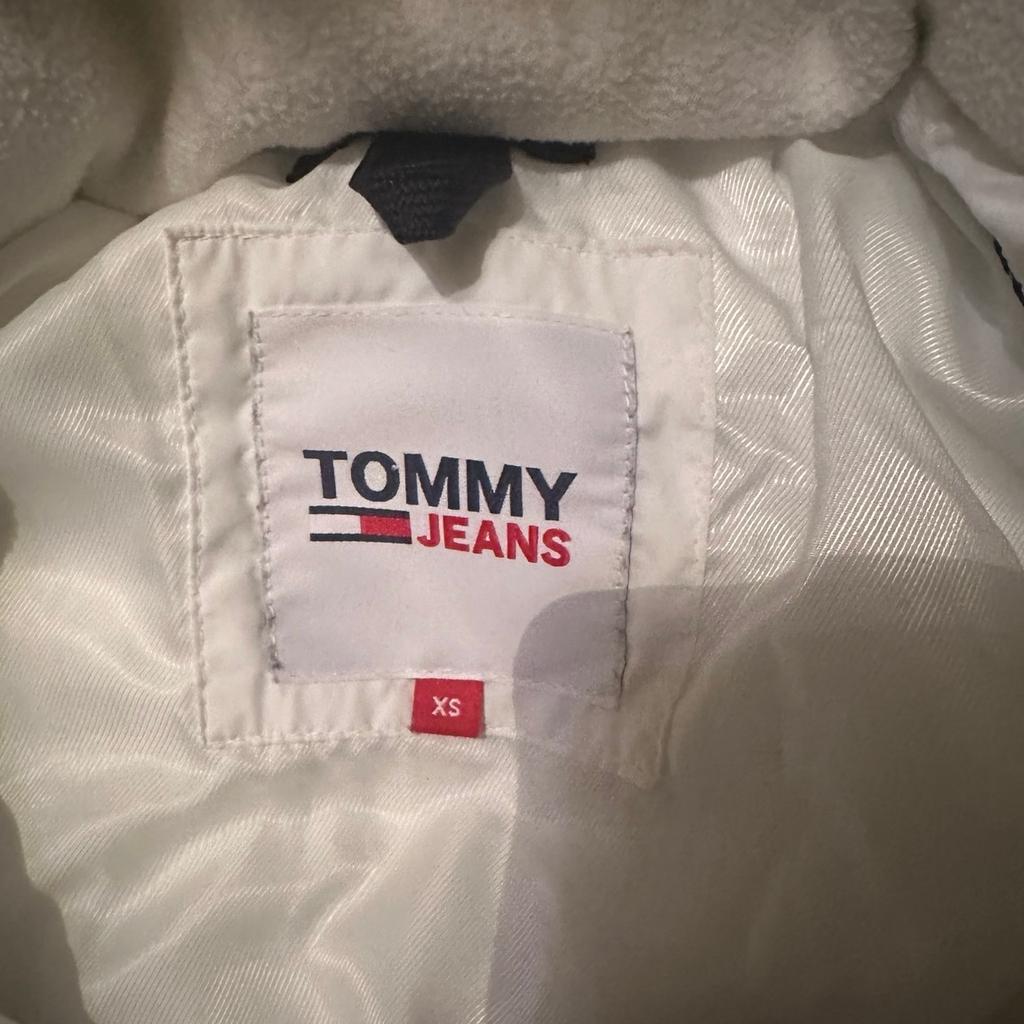 Tommy Hilfiger Jacke in weiß gekauft, aber leider noch nie getragen, muss nur gewaschen werden, war lange im Schrank gehangen
