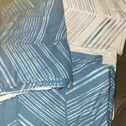 2x Bettwäsche 
1,55x2.20m 
Wendebettwäsche 
Blau und Weiß 
Mit Reißverschluss 
Nur 1x aufgezogen,da falsches Maß gekauft. 
Versand bei Kostenübernahme möglich