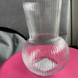 Ich verkaufe 25 Glas Vasen von IKEA.
Höhe 18 cm.

Sie wurden für einen runden Geburtstag gekauft und nun nicht mehr gebraucht.

Da die Vasen zerbrechlich sind, ist nur Abholung möglich.