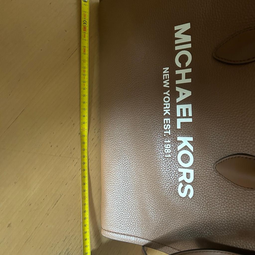 Originale nie benutze Michael Kors Tasche zu verkaufen. Absolut keine Gebrauchsspuren da nie verwendet. Keine Rücknahme und Garantie. Versand in Österreich 5,50€
