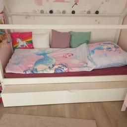 Verkaufe ein Hausbett mit extra Bettkasten, wo Besuch schlafen könnte.

90×200

Ohne Matratzen! 
Kleine Mängel vorhanden