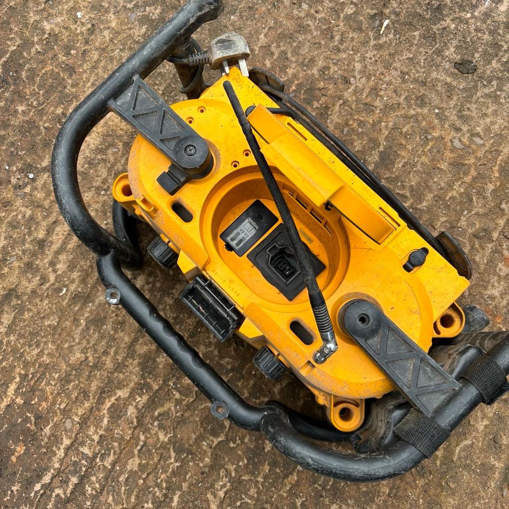Dewalt site radio dc011 this is just a bit dirt in need of a clean has the cable attached for mains usage ( no battery included) will give it a clean before sale I hasn’t been used for a few years