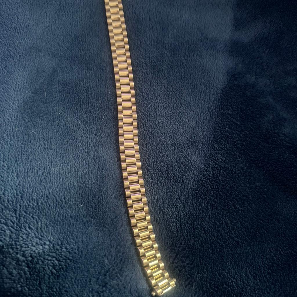 Ich verkaufe ein wunderschönes Armband aus 14-karätigem Gold,
Breite: 12 mm,
Gewicht: 41,25 g,
Länge: 22 cm.
Ich garantiere dass echt ist aber, natürlich kann der Test jederzeit noch einmal gemacht werden
Abholen oder versicherte Versand !
