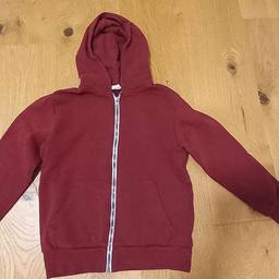 Rote sweatjacke mit kapuze Größe 134 140, 
Versand 5 euro jacke sweater sweaterjacke Kapuzenjacke 134/140