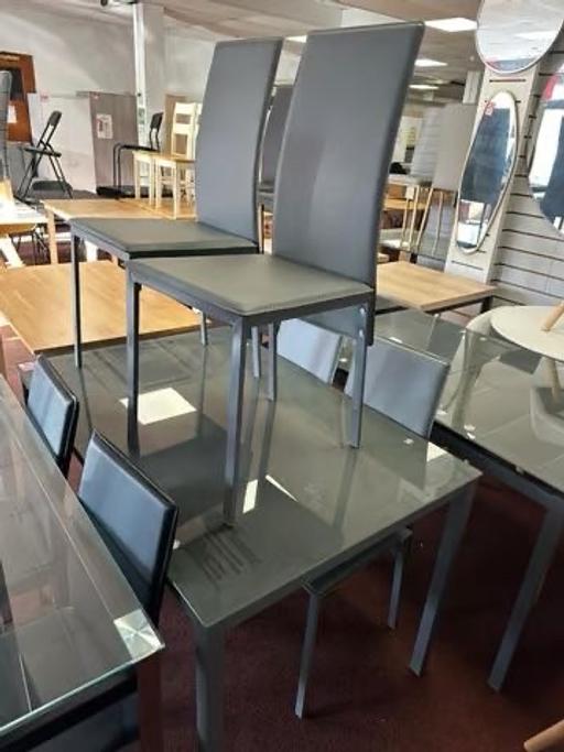 Buy & Sell Warwickshire Warwick - Photos for Lido Glass Dining Table & 4 Grey Chairs