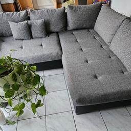 Tolle Couch, grau/schwarz, mit 5 großen Kissen und 2 kleinen Kissen, die Couch lässt sich ausziehen, in "L-Form", sehr guter Zustand, schwarze Umrandung, weicher Stoff in grau, keine Flecken oder ähnliches, Abholung in Bad Dürkheim erwünscht
