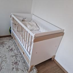 Hallo verkaufen hier unser Baby Bett.
Das Bett haben wir ca. 1 Jahr und wurde nur selten benutzt.
Mit Schaukel Funktion.
Ist in einem guten Zustand.
Maße:
Breite 0,78
Länge 1,41
Höhe 0,92