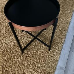 Excellent condition quality side table in black with foldable metal legs & removable tray for easy storage. Diameter 40cm, height 51cm.