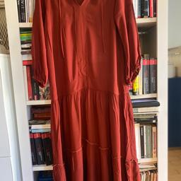 Super schönes Kleid, kaum getragen. Sehr angenehmes Rot.