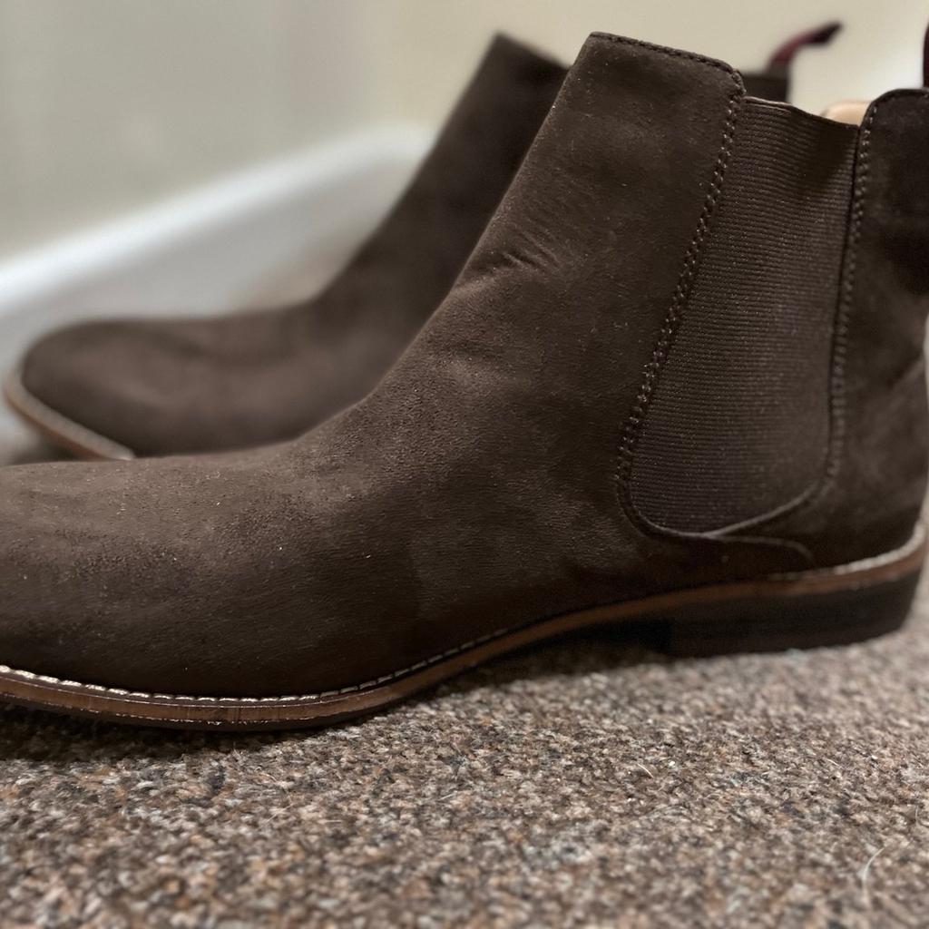 Brand new never worn
Size 10
Brown faux suede boots
Absolutely gorgeous just wrong size and left in the wardrobe.

Collection FY2
Local delivery possible if fuel is paid
Happy to post if postage is paid