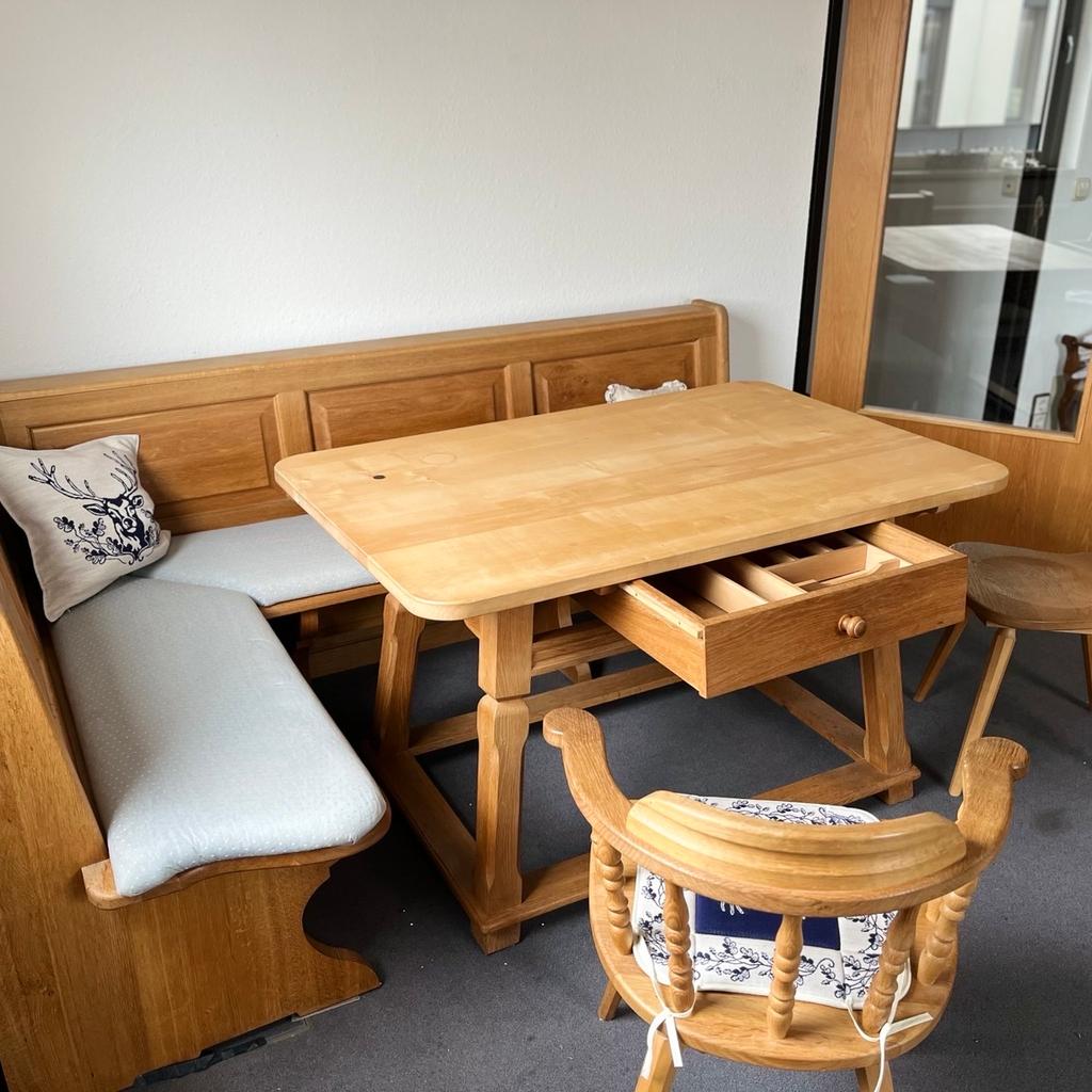 Sehr schöne massive Eckbank , Tisch und zwei Stühle zu verkaufen, wegen Wohnungsauflösung
Nur Abholung in Schwabing/Neufreimann