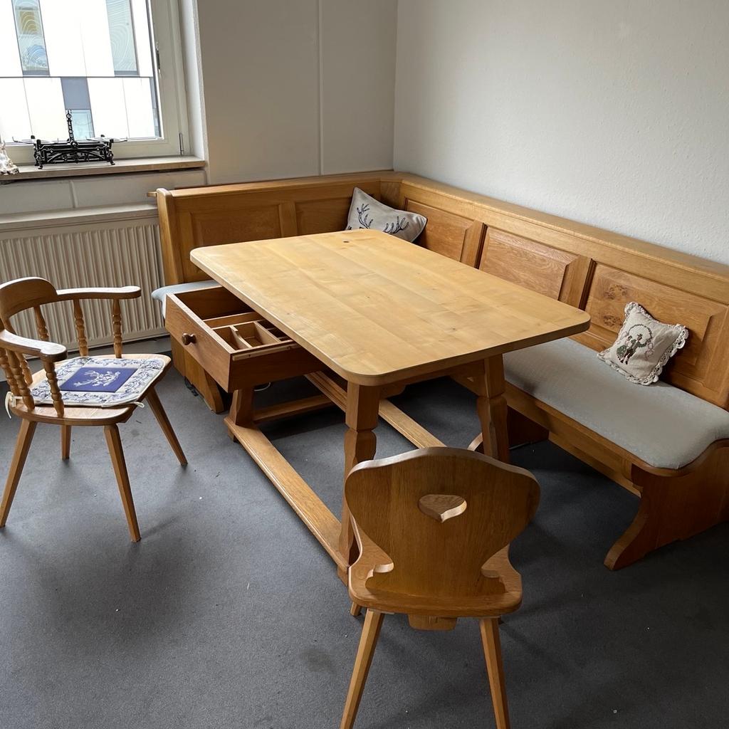Sehr schöne massive Eckbank , Tisch und zwei Stühle zu verkaufen, wegen Wohnungsauflösung
Nur Abholung in Schwabing/Neufreimann