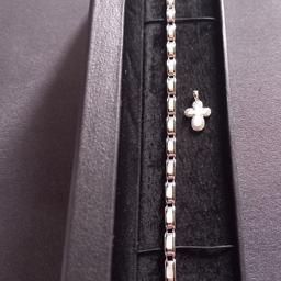 Beautiful 9ct White Gold Mother of Pearlò bracelet which is 7.5", clasp all works well, and a 9ct White Gold diamond 💎 chip Mother of Peart Cross pendant. both items are Beautiful condition and fully stamped, comes.es with box, any questions please ask