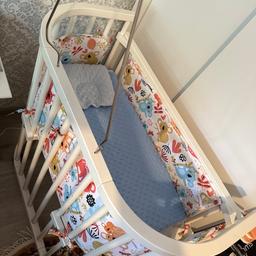 Ich verkaufe Beisteelbett für Baby Boxspring mit Matratze und Bettwäsche ohne Dekoration mit vier Räder. In gutem Zustand 0-9 Monate.