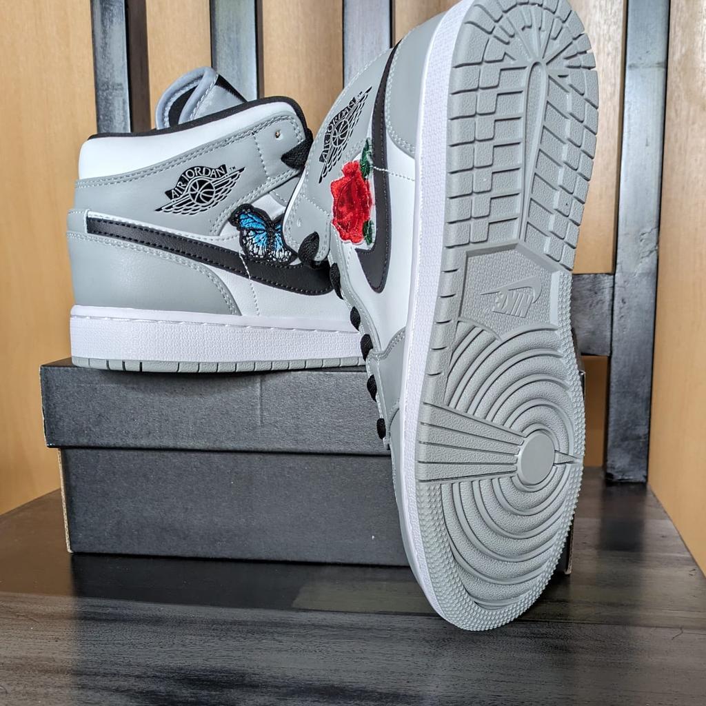 Original Nike Air Jordan 1 Mid - Limited Edition - Gr. 38,5
Versicherter Versand. Die Schuhe können Damen, Herren sowie Jugendliche tragen. Da es sich hier um ein Privatkauf handelt ist die Ware vom Umtausch ausgeschlossen.
NP: 199,95 €