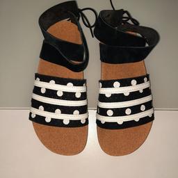 Ungetragene Adidas Sandalen zur Knöchelschnürung in Gr.39!
Versand zzgl. 6,99€