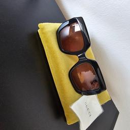 Die Gucci Sonnenbrille für Damen ist neu und ohne Etikett. Der Rahmen in elegantem Schwarz und das klassische Design machen sie zu einem zeitlosen Accessoire. Die Marke Gucci steht für hochwertige Qualität und exklusiven Stil und diese Sonnenbrille ist keine Ausnahme. Perfekt für sonnige Tage und als Ergänzung zu jedem Outfit.