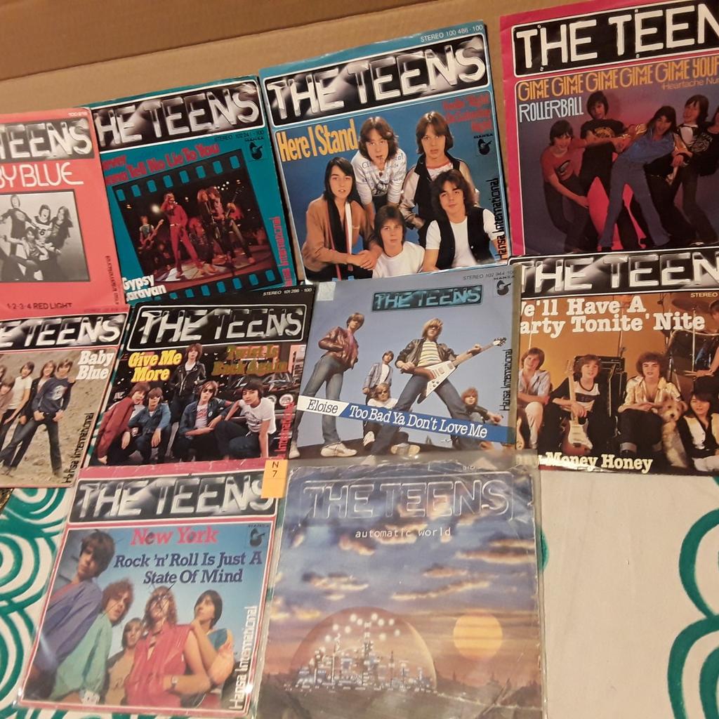Verkaufe 10 Stk.Singl's Schallplatten von The Teens
Die Schallplatten sind meist in gutem bis sehr guten Zustand,
die Cover von gut bis mit Gebrauchsspuren
(Beschriftung, Einrisse usw.).
Siehe Bilder