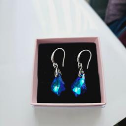 Gorgeous blue shimmer earrings for pierced ears, boxed.. Not pandora..NEW 

cash and collection only, thanks.
possible delivery to Conisbrough on Saturday mornings only around 11 am.