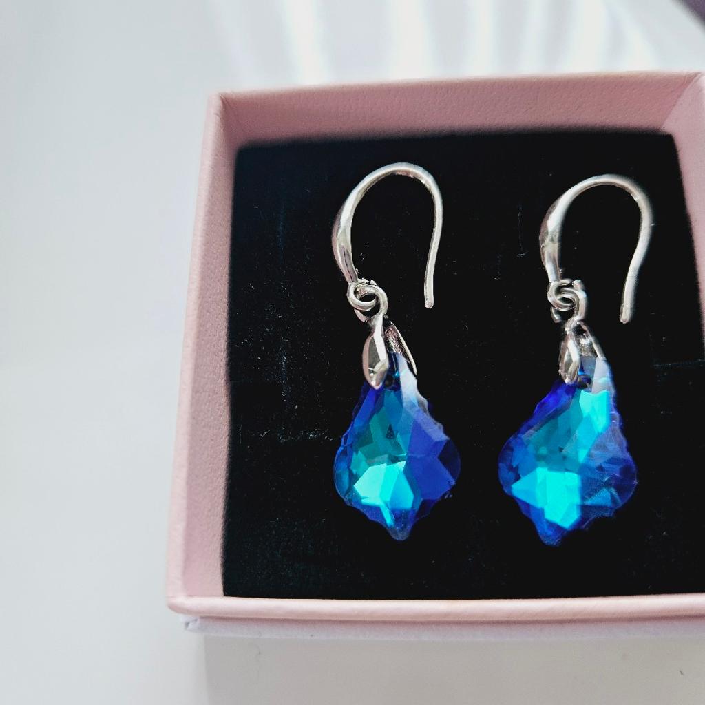 Gorgeous blue shimmer earrings for pierced ears, boxed.. Not pandora..NEW

cash and collection only, thanks.
possible delivery to Conisbrough on Saturday mornings only around 11 am.