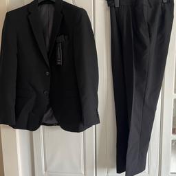 Brand new black suit

Trousers: 30inch waist
Coat: 36s
Black tie included

Originally paid £69 but never used. Suit bag also included.

Happy to sell it for £30. Great offer.