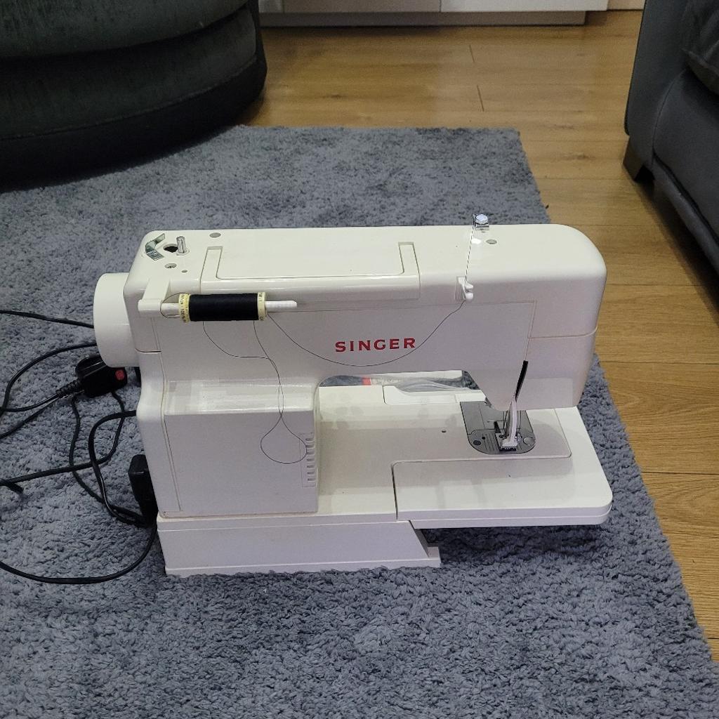 singer sewing machine good working order can been seen working
