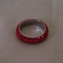 Neuwertiger schöner Ring von
Luna Schmuckstücke nie getragen
Material aus Edelstahl und Rote Swarovski Kristall Steine
Größe 54