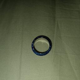 Neuwertiger schöner Ring von
Luna Schmuckstücke nie getragen
Material aus Edelstahl und Blaue Swarovski Kristall Steine
Größe 54