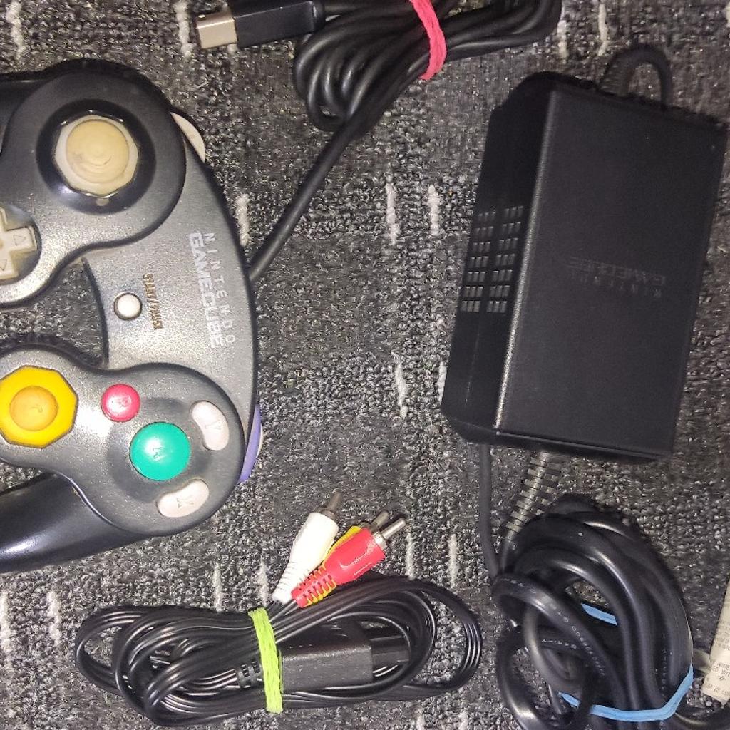 Nintendo GameCube Console
 (Metroid Prime)
with 10 Games & Official Controller.
includes power cable and AV Cable

Collection only.
Cash only on collection.