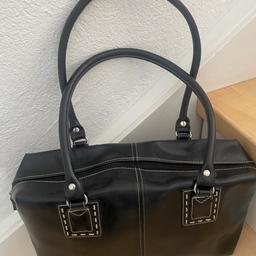 Sehr schöne
schwarze Handtasche mit
hellen Absteppungen
Größe ca. 34 x 25cm mit
Henkel 45cm
keine Gebrauchsspuren
NEUER PREIS €10.-