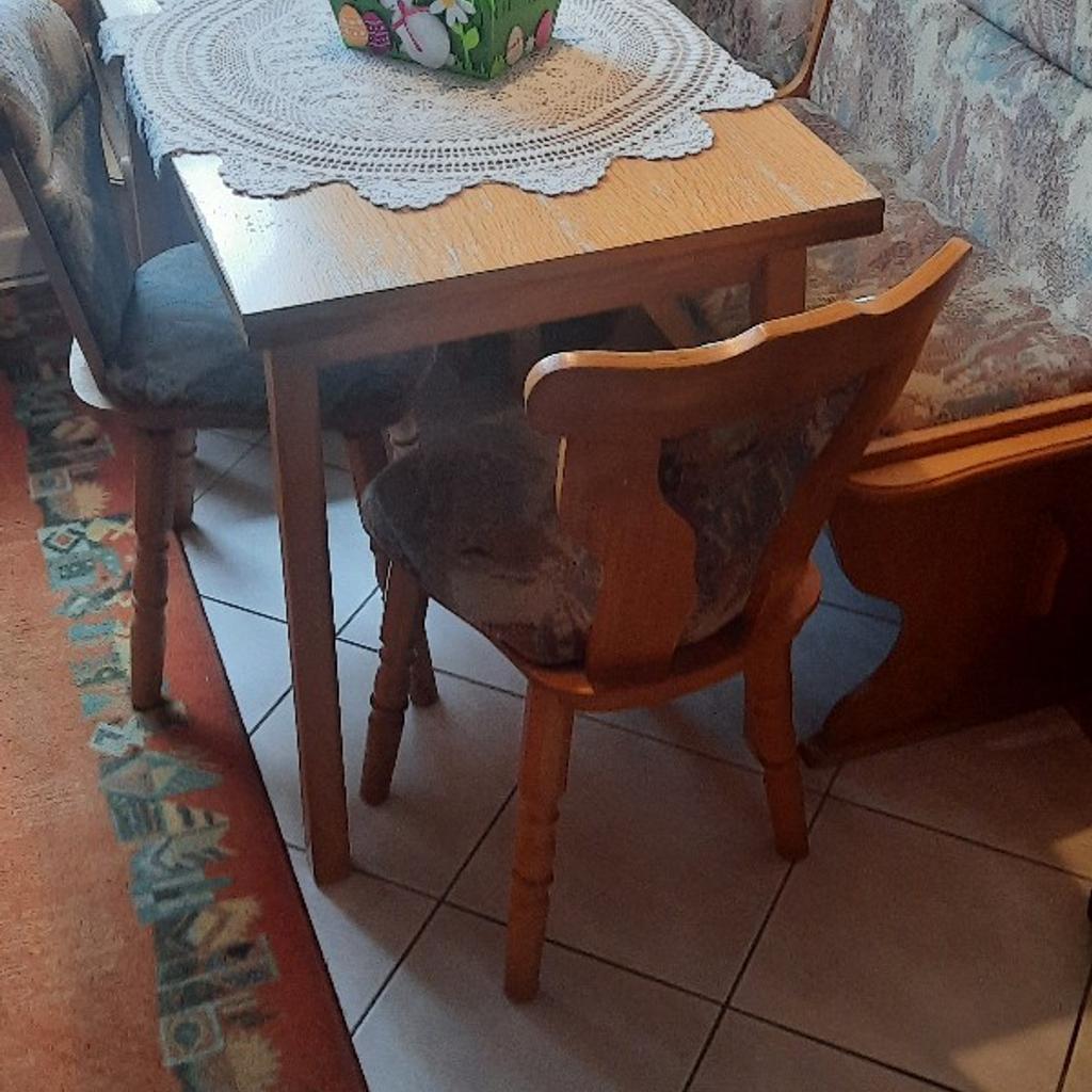 Eckbank 110x150x60 cm, Tisch 60x100 cm, Ausziehbar 2x30 cm, 2 gepolsterte Stühle. Tisch mit Gebrauchsspuren