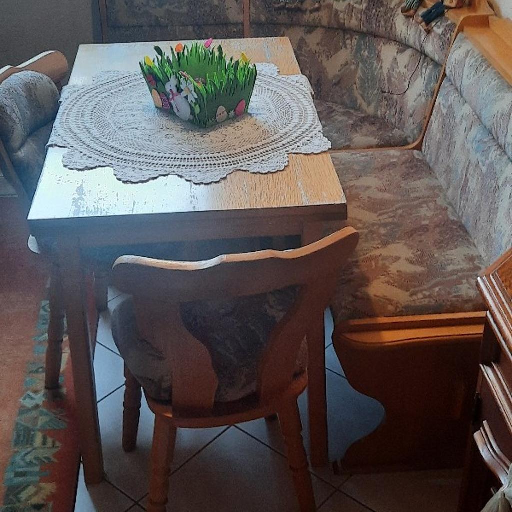 Eckbank 110x150x60 cm, Tisch 60x100 cm, Ausziehbar 2x30 cm, 2 gepolsterte Stühle. Tisch mit Gebrauchsspuren
