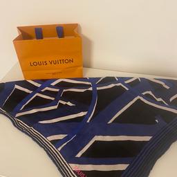 Original Louis Vuitton Tuch/Square
Farbe blau, schwarz, weiß und pinker Schriftzug
Mit kleiner Louis Vuitton Tragetasche
Ein zwei kleine gezogene Fäden und ein kleiner Fleck (siehe letztes Foto)
Fixpreis