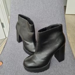 Woman boots with heels H&M never worn