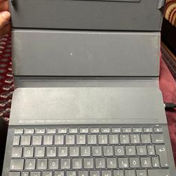 Verkauft wird hier eine Logitech Tastatur Hülle für das IPad Air 2 in Rot. Die Hülle hat etwas dunklere Flecken, jedoch funktioniert es noch einwandfrei. Ein Ladegerät ist auch dabei jedoch ohne Kopf (s. Bild 4). Der Neupreis lag damals bei 120€.