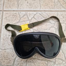 Verkaufe von meinem Vater diese goggles (sun, wind and dust), sie ist in einem sehr guten Zustand und kommt wie auf dem Foto zu euch.

Versand wäre 5 Euro

Bezahlung nur per Paypal oder Überweisung