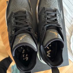 Ich verkaufe meine Nike Jordan Mars 270 Low. Die sind so gut wie garnicht getragen und einen sehr guten Zustand. Die Größe beträgt 45. Die Schuhe sind in den Farben Schwarz und Gold.