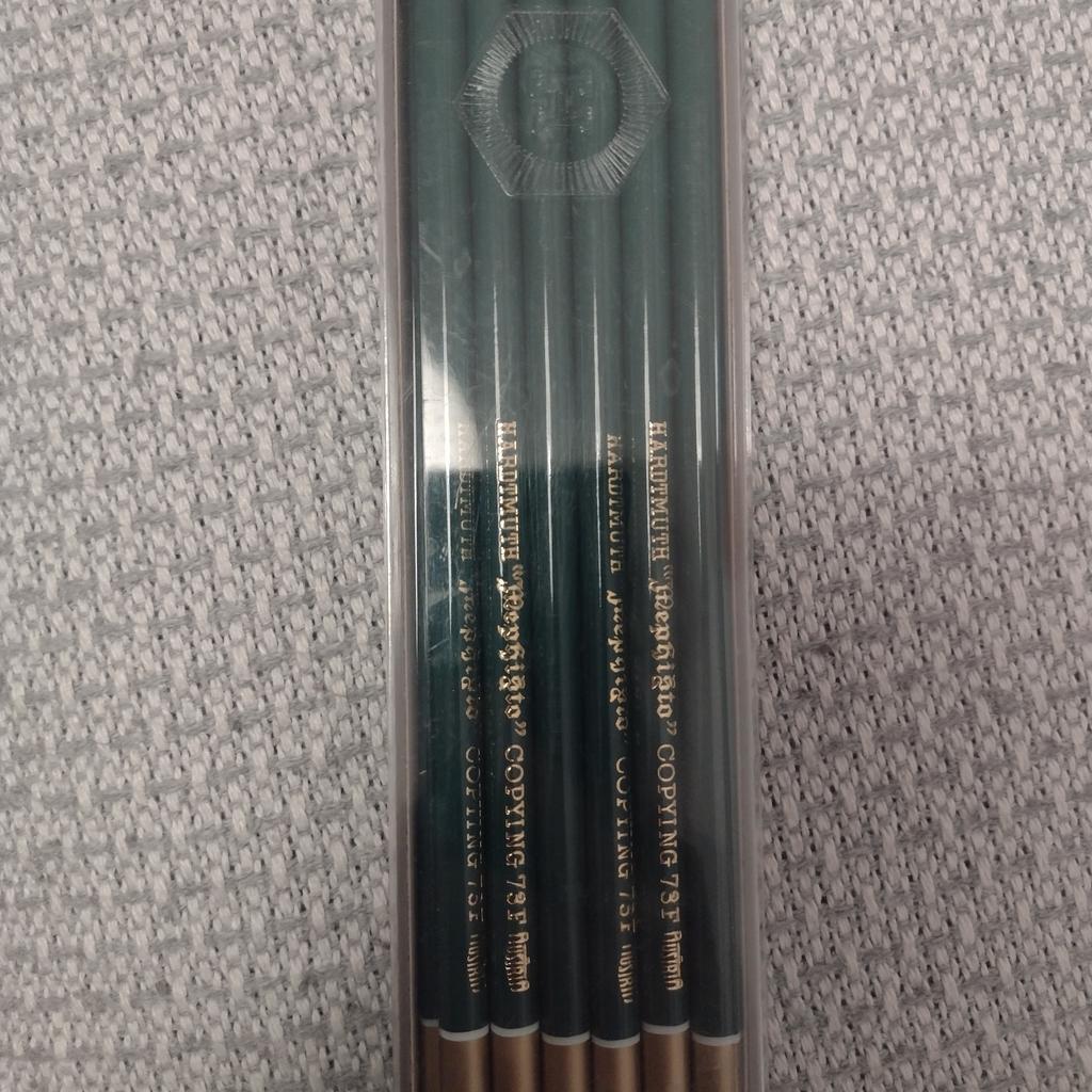 Originale Bleistiftbox mit 12 Stück Hardtmuth "Mephisto", Härte 73F. Alle 12 Bleistifte sind neu und unbenutzt.