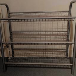 Strong three tier shoe rack.
Excellent Condition
Like New !