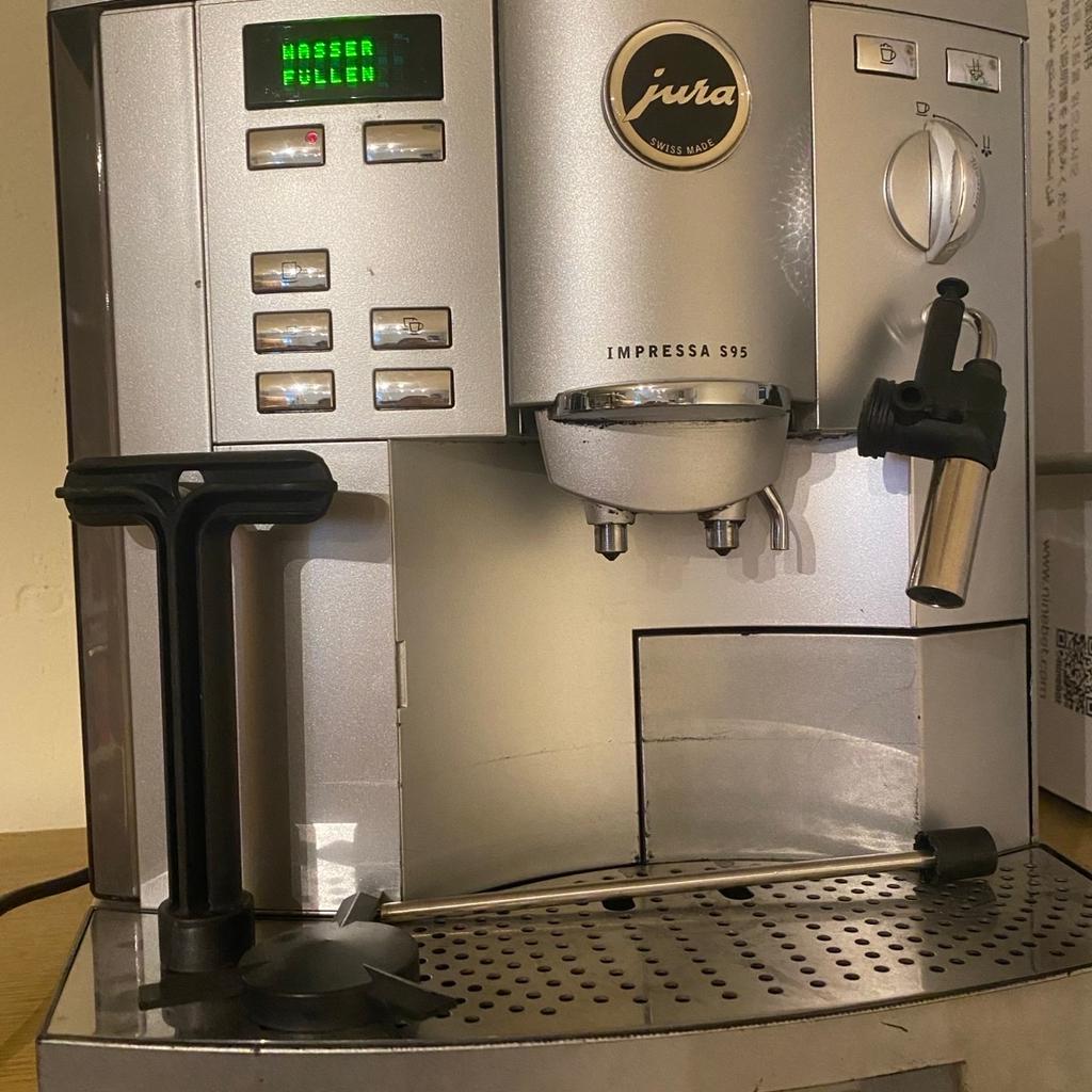 Gebrauchter, aber noch vollfunktionsfähiger Kaffeevollautomat