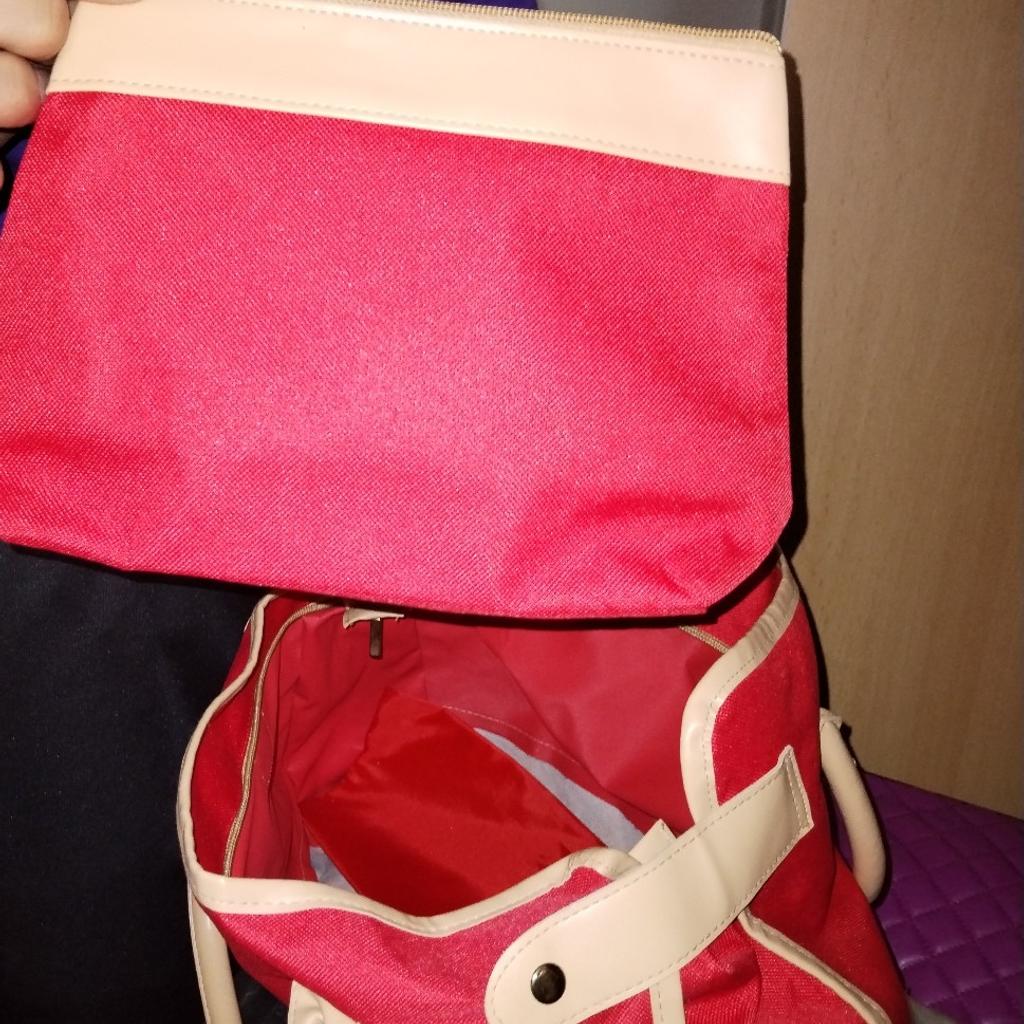 Tasche Weekender rot mit Kleiderbeutel + Kosmetiktasche
Etikett leider entfernt aber nie benutzt
Komm leider nicht mehr zum reisen

Privatverkauf desh keine Garantie Rücknahme oder Sachmängelhaftung irgendwelcher Art
