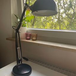 Ich verkaufe diese Schreibtischlampe von Ikea (“Forsa”) in schwarz. Sie befindet sich in sehr gutem Zustand und kann ab sofort abgeholt werden.

max.: 40 W
Höhe: 35 cm
Fußdurchmesser: 15 cm
Schirmdurchmesser: 12 cm
Kabellänge: 1.8 m

Nur für Selbstabholer.