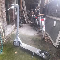 verkaufe einen e escooter von xiaomi obtisch bastler aber er fährt und bremst .