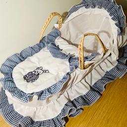 Vintage Doll’s Moses Basket - By Babyco .
Great Condition !
Navy Blue Gingham / White Covers With Matching Duvet .
Could Be Used As Toy Or To Display Reborn’s Etc .
NO STAND .
↕️ 61 cm ↔️ 28 cm ↘️ 12 cm - Top End 16/35 cm
Based Leatherhead
On Other Sites .
Grab Yourself A Bargain !
£15.99