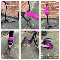 BLINDSIDE 180 SKULL LOGO INLINE STREET SCOOTER PINK/BLACK AGE 8+ and in ok condition and couple of marks but don’t effect it and would like £10 thanks