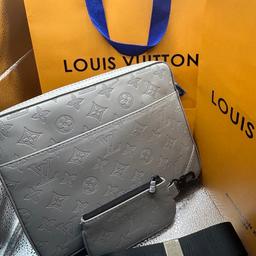 Lv duo bag
Colour is grey

Brand new comes with with shopping bag and dustbag

Best quality look at the pics 

Buyer won’t be disappointed